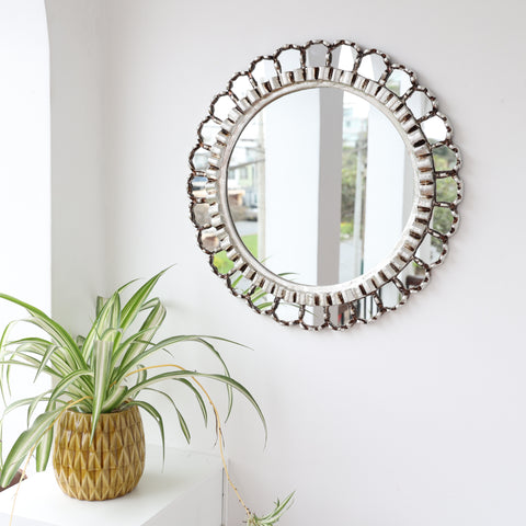 Embellece tu espacio con nuestros espejos de 45 cm estilo cuzqueño y cajamarquino, reflejo de la artesanía peruana y símbolo de tradición y elegancia - Espejos Peruanos - Peruvian Mirrors - Echo a Mano - Madera Tallada - Espejo Decorativo - Artesanal