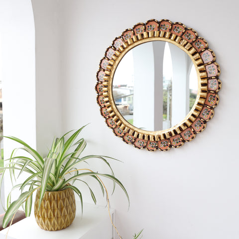 Embellece tu espacio con nuestros espejos de 45 cm estilo cuzqueño y cajamarquino, reflejo de la artesanía peruana y símbolo de tradición y elegancia - Espejos Peruanos - Peruvian Mirrors - Echo a Mano - Madera Tallada - Espejo Decorativo - Artesanal