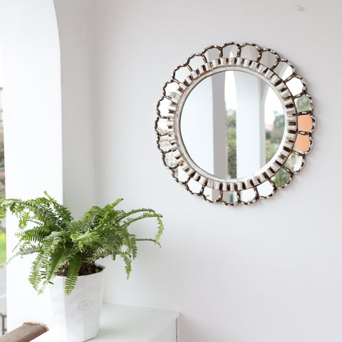 Embellece tu espacio con nuestros espejos de 40 cm estilo cuzqueño y cajamarquino, reflejo de la artesanía peruana y símbolo de tradición y elegancia - Espejos Peruanos - Peruvian Mirrors - Echo a Mano - Madera Tallada - Espejo Decorativo - Artesanal