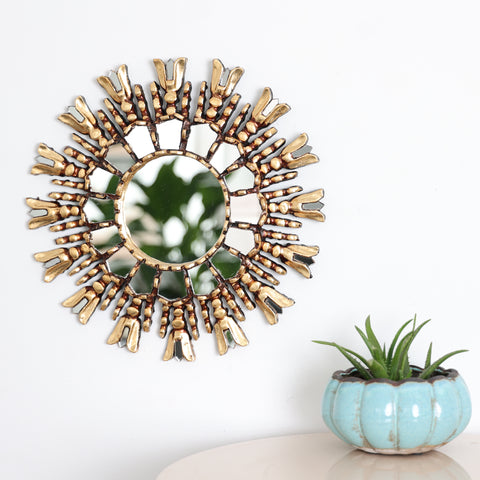 Adorna tu espacio con nuestros espejos de 35 cm estilo cuzqueño, reflejo de la artesanía peruana y símbolo de tradición y elegancia - Espejos Peruanos - Espejos Peruanos - Echo a Mano - Madera Tallada - Espejo Decorativo - Espejo Artesanal