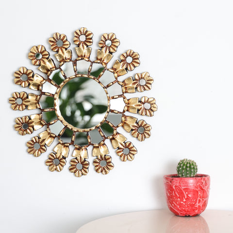 Adorna tu espacio con nuestros espejos de 35 cm estilo cuzqueño, reflejo de la artesanía peruana y símbolo de tradición y elegancia - Espejos Peruanos - Espejos Peruanos - Echo a Mano - Madera Tallada - Espejo Decorativo - Espejo Artesanal