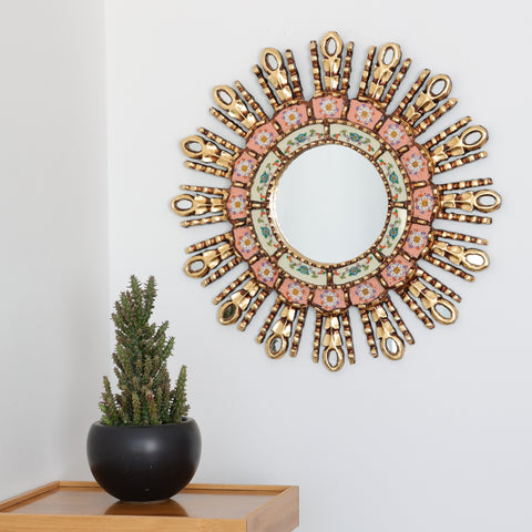 Adorna tu espacio con nuestros espejos de 45 cm estilo cuzqueño, reflejo de la artesanía peruana y símbolo de tradición y elegancia - Espejos Peruanos - Espejos Peruanos - Echo a Mano - Madera Tallada - Espejo Decorativo - Espejo Artesanal