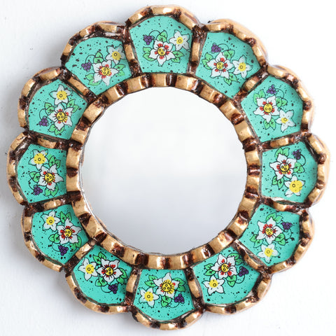 Adorna tu espacio con nuestros espejos de 20 cm estilo cuzqueño y cajamarquino, reflejo de la artesanía peruana y símbolo de tradición y elegancia - Espejos Peruanos - Espejos Peruanos - Echo a Mano - Madera Tallada - Espejo Decorativo - Espejo Artesanal