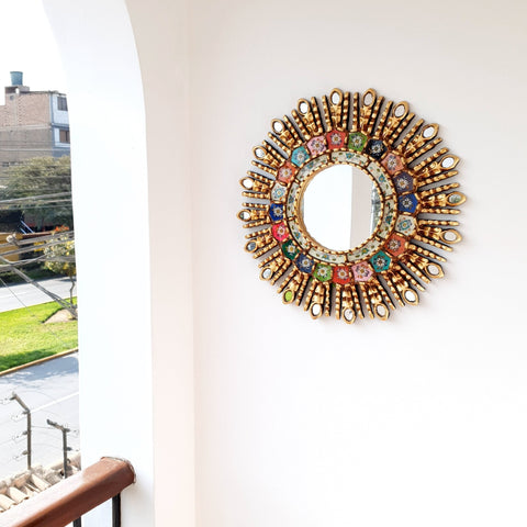 Adorna tu espacio con nuestros espejos de 45 cm estilo cuzqueño, reflejo de la artesanía peruana y símbolo de tradición y elegancia - Espejos Peruanos - Espejos Peruanos - Echo a Mano - Madera Tallada - Espejo Decorativo - Espejo Artesanal