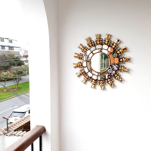 Adorna tu espacio con nuestros espejos de 45 cm estilo cuzqueño, reflejo de la artesanía peruana y símbolo de tradición y elegancia - Espejos Peruanos - Espejos Peruanos - Echo a Mano - Madera Tallada - Espejo Decorativo - Espejo Artesanal