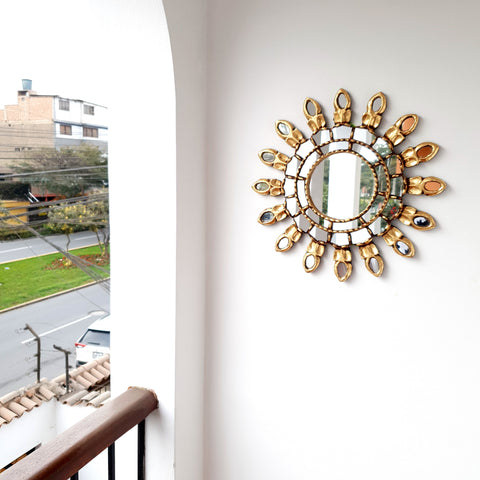 Adorna tu espacio con nuestros espejos de 45 cm estilo cuzqueño, reflejo de la artesanía peruana y símbolo de tradición y elegancia - Espejos Peruanos - Espejos Peruanos - Echo a Mano - Madera Tallada - Espejo Decorativo - Espejo Artesanal