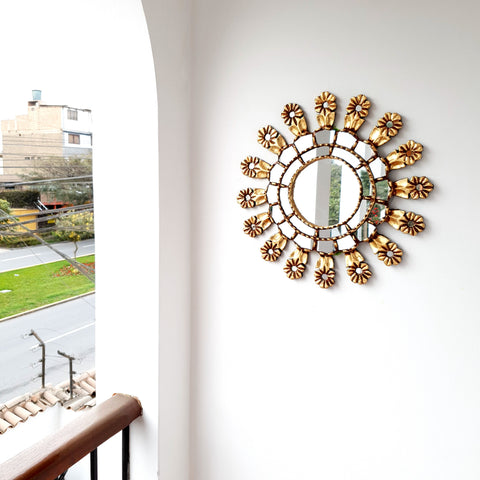 Adorna tu espacio con nuestros espejos de 45 cm estilo cuzqueño, reflejo de la artesanía peruana y símbolo de tradición y elegancia - Espejos Peruanos - Espejos Peruanos - Echo a Mano - Madera Tallada - Espejo Decorativo - Espejo Artesanal