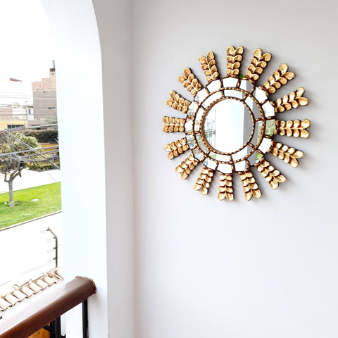 Adorna tu espacio con nuestros espejos de 45 cm estilo cuzqueño, reflejo de la artesanía peruana y símbolo de tradición y elegancia - Espejos Peruanos - Espejos Peruanos - Echo a Mano - Madera Tallada - Espejo Decorativo - Espejo Artesanal