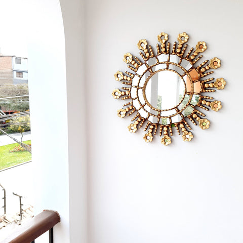 Adorna tu espacio con nuestros espejos de 45 cm estilo cuzqueño, reflejo de la artesanía peruana y símbolo de tradición y elegancia - Espejos Peruanos - Espejos Peruanos - Echo a Mano - Madera Tallada - Espejo Decorativo - Espejo Artesanal
