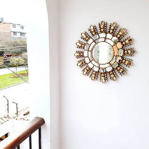 Adorna tu espacio con nuestros espejos de 45 cm estilo cuzqueño, reflejo de la artesanía peruana y símbolo de tradición y elegancia - Espejos Peruanos - Espejos Peruanos - Echo a Mano - Madera Tallada - Espejo Decorativo - Espejo Artesanal