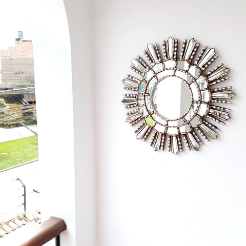 Adorna tu espacio con nuestros espejos de 40 cm estilo cuzqueño, reflejo de la artesanía peruana y símbolo de tradición y elegancia - Espejos Peruanos - Espejos Peruanos - Echo a Mano - Madera Tallada - Espejo Decorativo - Espejo Artesanal