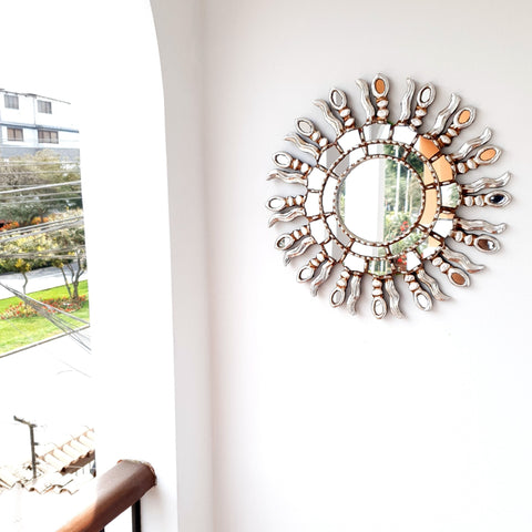 Adorna tu espacio con nuestros espejos de 40 cm estilo cuzqueño, reflejo de la artesanía peruana y símbolo de tradición y elegancia - Espejos Peruanos - Espejos Peruanos - Echo a Mano - Madera Tallada - Espejo Decorativo - Espejo Artesanal