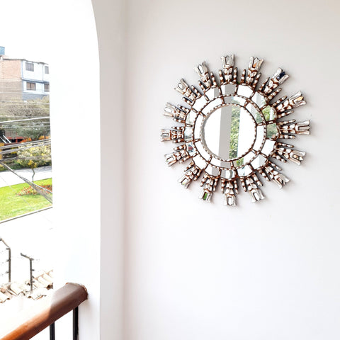 Adorna tu espacio con nuestros espejos de 40 cm estilo cuzqueño, reflejo de la artesanía peruana y símbolo de tradición y elegancia - Espejos Peruanos - Espejos Peruanos - Echo a Mano - Madera Tallada - Espejo Decorativo - Espejo Artesanal