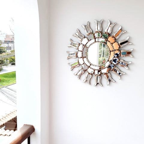 Adorna tu espacio con nuestros espejos de 40 cm estilo cuzqueño, reflejo de la artesanía peruana y símbolo de tradición y elegancia - Espejos Peruanos - Espejos Peruanos - Echo a Mano - Madera Tallada - Espejo Decorativo - Espejo Artesanal