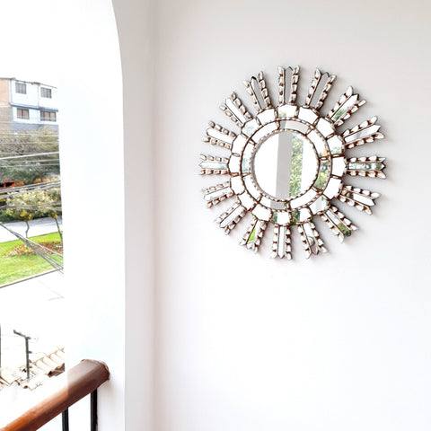 Adorna tu espacio con nuestros espejos de 40 cm estilo cuzqueño, reflejo de la artesanía peruana y símbolo de tradición y elegancia - Espejos Peruanos - Espejos Peruanos - Echo a Mano - Madera Tallada - Espejo Decorativo - Espejo Artesanal