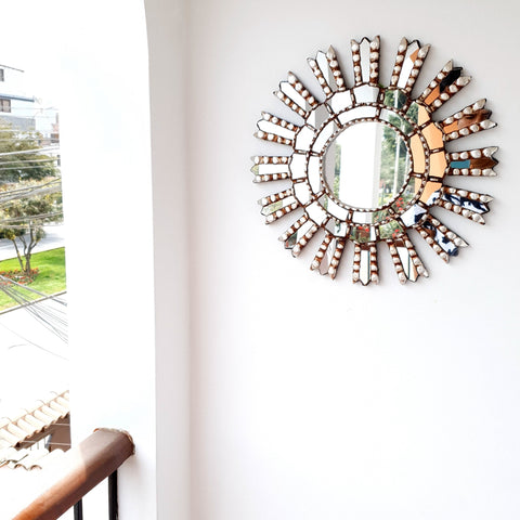Adorna tu espacio con nuestros espejos de 40 cm estilo cuzqueño, reflejo de la artesanía peruana y símbolo de tradición y elegancia - Espejos Peruanos - Espejos Peruanos - Echo a Mano - Madera Tallada - Espejo Decorativo - Espejo Artesanal