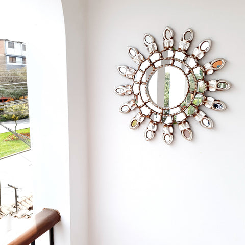 Adorna tu espacio con nuestros espejos de 40 cm estilo cuzqueño, reflejo de la artesanía peruana y símbolo de tradición y elegancia - Espejos Peruanos - Espejos Peruanos - Echo a Mano - Madera Tallada - Espejo Decorativo - Espejo Artesanal