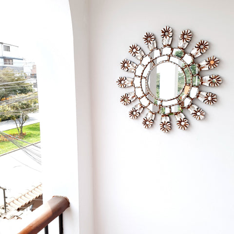 Adorna tu espacio con nuestros espejos de 40 cm estilo cuzqueño, reflejo de la artesanía peruana y símbolo de tradición y elegancia - Espejos Peruanos - Espejos Peruanos - Echo a Mano - Madera Tallada - Espejo Decorativo - Espejo Artesanal