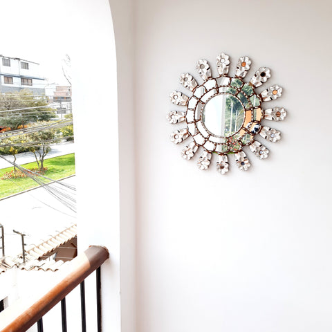 Adorna tu espacio con nuestros espejos de 40 cm estilo cuzqueño, reflejo de la artesanía peruana y símbolo de tradición y elegancia - Espejos Peruanos - Espejos Peruanos - Echo a Mano - Madera Tallada - Espejo Decorativo - Espejo Artesanal