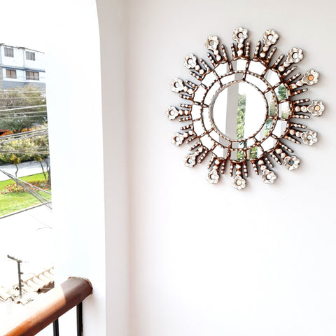 Adorna tu espacio con nuestros espejos de 40 cm estilo cuzqueño, reflejo de la artesanía peruana y símbolo de tradición y elegancia - Espejos Peruanos - Espejos Peruanos - Echo a Mano - Madera Tallada - Espejo Decorativo - Espejo Artesanal