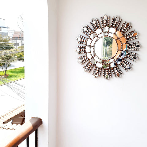 Adorna tu espacio con nuestros espejos de 40 cm estilo cuzqueño, reflejo de la artesanía peruana y símbolo de tradición y elegancia - Espejos Peruanos - Espejos Peruanos - Echo a Mano - Madera Tallada - Espejo Decorativo - Espejo Artesanal