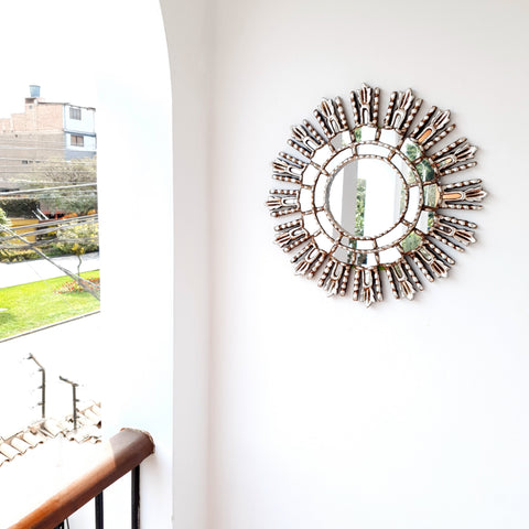 Adorna tu espacio con nuestros espejos de 40 cm estilo cuzqueño, reflejo de la artesanía peruana y símbolo de tradición y elegancia - Espejos Peruanos - Espejos Peruanos - Echo a Mano - Madera Tallada - Espejo Decorativo - Espejo Artesanal