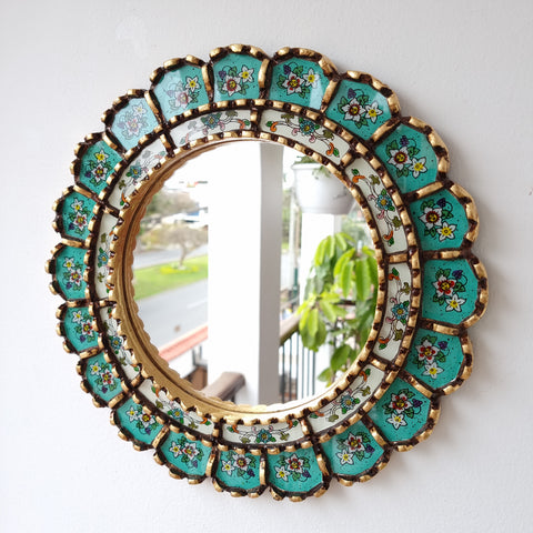 Embellece tu espacio con nuestros espejos de 30 cm estilo cuzqueño y cajamarquino, reflejo de la artesanía peruana y símbolo de tradición y elegancia - Espejos Peruanos - Peruvian Mirrors - Echo a Mano - Madera Tallada - Espejo Decorativo - Artesanal