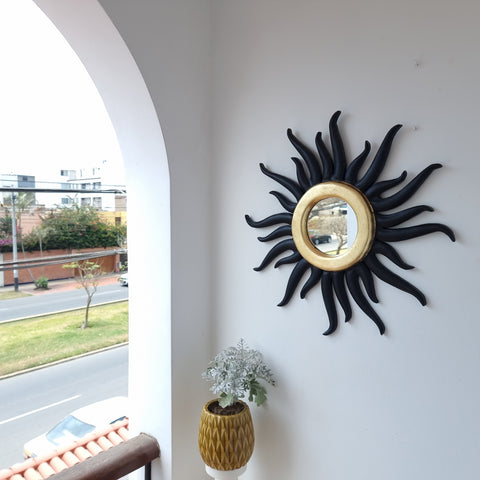 Embellece tu espacio con nuestros espejos de 50 cm estilo cuzqueño, reflejo de la artesanía peruana y símbolo de tradición y elegancia - Espejos Peruanos - Peruvian Mirrors - Echo a Mano - Madera Tallada - Espejo Decorativo - Espejo Artesanal