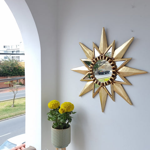 Adorna tu espacio con nuestros espejos de 50 cm estilo cuzqueño, reflejo de la artesanía peruana y símbolo de tradición y elegancia - Espejos Peruanos - Espejos Peruanos - Echo a Mano - Madera Tallada - Espejo Decorativo - Espejo Artesanal