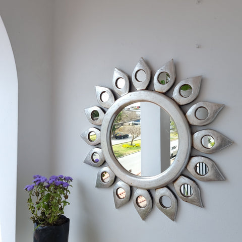 Adorna tu espacio con nuestros espejos de 50 cm estilo cuzqueño, reflejo de la artesanía peruana y símbolo de tradición y elegancia - Espejos Peruanos - Espejos Peruanos - Echo a Mano - Madera Tallada - Espejo Decorativo - Espejo Artesanal