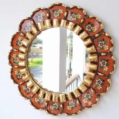 Embellece tu espacio con nuestros espejos de 30 cm estilo cuzqueño y cajamarquino, reflejo de la artesanía peruana y símbolo de tradición y elegancia - Espejos Peruanos - Peruvian Mirrors - Echo a Mano - Madera Tallada - Espejo Decorativo - Artesanal