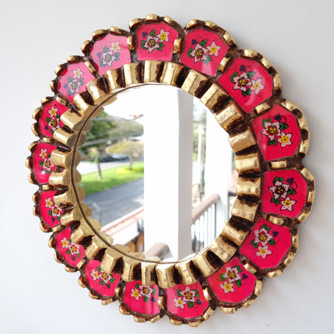 Embellece tu espacio con nuestros espejos de 30 cm estilo cuzqueño y cajamarquino, reflejo de la artesanía peruana y símbolo de tradición y elegancia - Espejos Peruanos - Peruvian Mirrors - Echo a Mano - Madera Tallada - Espejo Decorativo - Artesanal