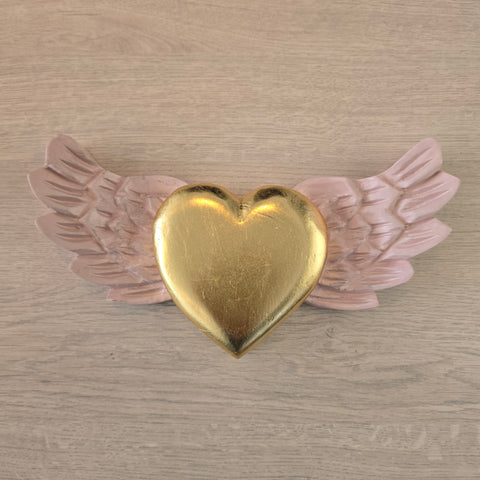 Explora nuestros corazones con alas, piezas artesanales talladas y pintadas a mano que desprenden encanto y emoción. Cada corazón es una expresión única de amor y libertad - Corazón de Madera - Corazón Tallado - Corazón con Alas - Corazón Decorativo