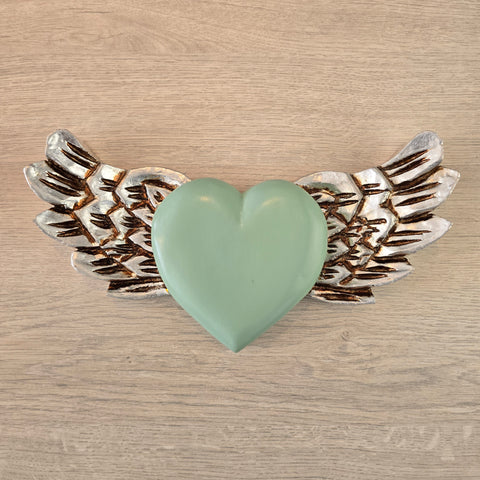Explora nuestros corazones con alas, piezas artesanales talladas y pintadas a mano que desprenden encanto y emoción. Cada corazón es una expresión única de amor y libertad - Corazón de Madera - Corazón Tallado - Corazón con Alas - Corazón Decorativo