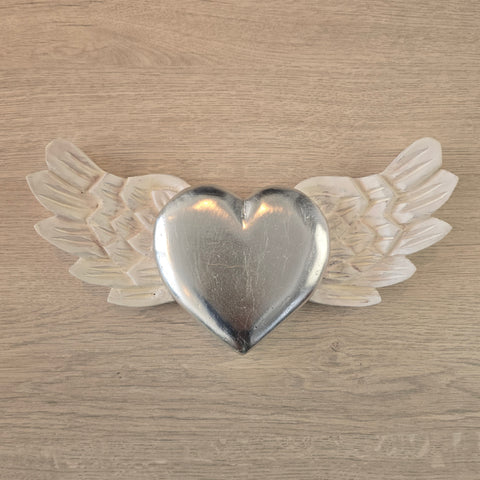 Explora nuestros corazones con alas, piezas artesanales talladas y pintadas a mano que desprenden encanto y emoción. Cada corazón es una expresión única de amor y libertad - Corazón de Madera - Corazón Tallado - Corazón con Alas - Corazón Decorativo