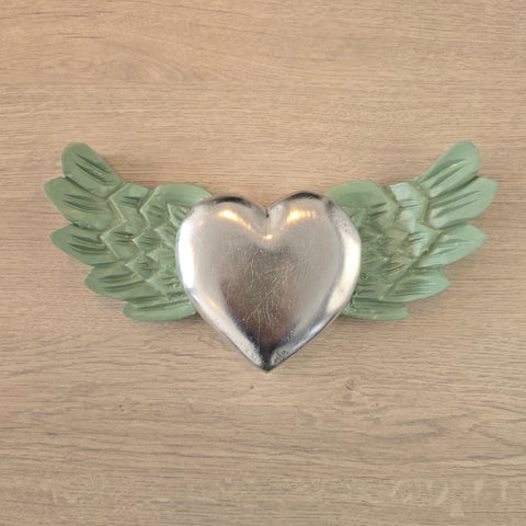 Explora nuestros corazones con alas, piezas artesanales talladas y pintadas a mano que desprenden encanto y emoción. Cada corazón es una expresión única de amor y libertad - Corazón de Madera - Corazón Tallado - Corazón con Alas - Corazón Decorativo