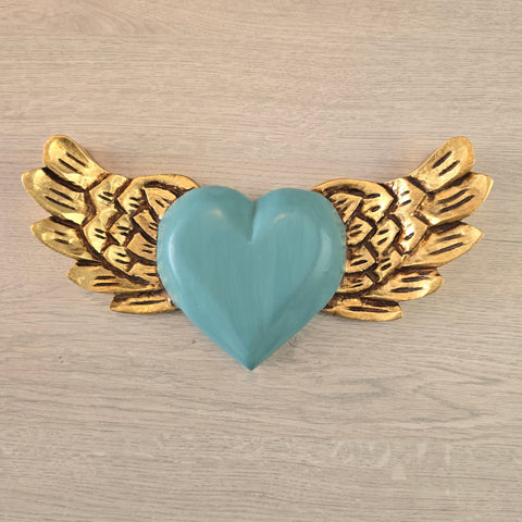 Explora nuestros corazones con alas, piezas artesanales talladas y pintadas a mano que desprenden encanto y emoción. Cada corazón es una expresión única de amor y libertad - Corazón de Madera - Corazón Tallado - Corazón con Alas - Corazón Decorativo