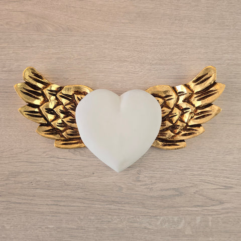 Explora nuestros corazones con alas, piezas artesanales talladas y pintadas a mano que desprenden encanto y emoción. Cada corazón es una expresión única de amor y libertad - Corazón de Madera - Corazón Tallado - Corazón con Alas - Corazón Decorativo
