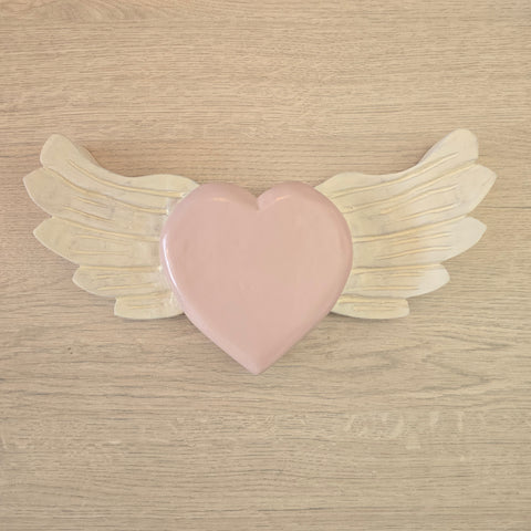 Explora nuestros corazones con alas, piezas artesanales talladas y pintadas a mano que desprenden encanto y emoción. Cada corazón es una expresión única de amor y libertad - Corazón de Madera - Corazón Tallado - Corazón con Alas - Corazón Decorativo
