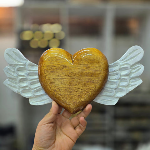 Explora nuestros corazones con alas, piezas artesanales talladas y pintadas a mano que desprenden encanto y emoción. Cada corazón es una expresión única de amor y libertad - Corazón de Madera - Corazón Tallado - Corazón con Alas - Corazón Decorativo