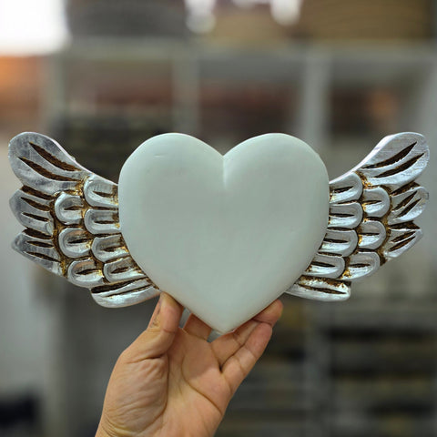 Explora nuestros corazones con alas, piezas artesanales talladas y pintadas a mano que desprenden encanto y emoción. Cada corazón es una expresión única de amor y libertad - Corazón de Madera - Corazón Tallado - Corazón con Alas - Corazón Decorativo