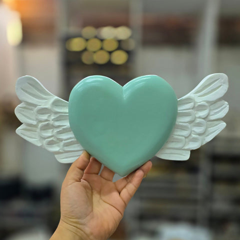 Explora nuestros corazones con alas, piezas artesanales talladas y pintadas a mano que desprenden encanto y emoción. Cada corazón es una expresión única de amor y libertad - Corazón de Madera - Corazón Tallado - Corazón con Alas - Corazón Decorativo