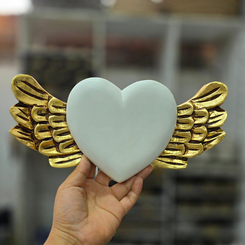 Explora nuestros corazones con alas, piezas artesanales talladas y pintadas a mano que desprenden encanto y emoción. Cada corazón es una expresión única de amor y libertad - Corazón de Madera - Corazón Tallado - Corazón con Alas - Corazón Decorativo