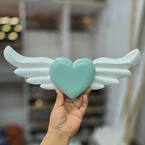 Explora nuestros corazones con alas, piezas artesanales talladas y pintadas a mano que desprenden encanto y emoción. Cada corazón es una expresión única de amor y libertad - Corazón de Madera - Corazón Tallado - Corazón con Alas - Corazón Decorativo
