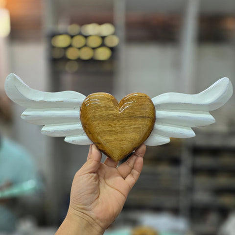 Explora nuestros corazones con alas, piezas artesanales talladas y pintadas a mano que desprenden encanto y emoción. Cada corazón es una expresión única de amor y libertad - Corazón de Madera - Corazón Tallado - Corazón con Alas - Corazón Decorativo