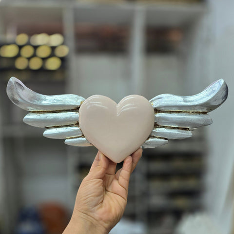 Explora nuestros corazones con alas, piezas artesanales talladas y pintadas a mano que desprenden encanto y emoción. Cada corazón es una expresión única de amor y libertad - Corazón de Madera - Corazón Tallado - Corazón con Alas - Corazón Decorativo