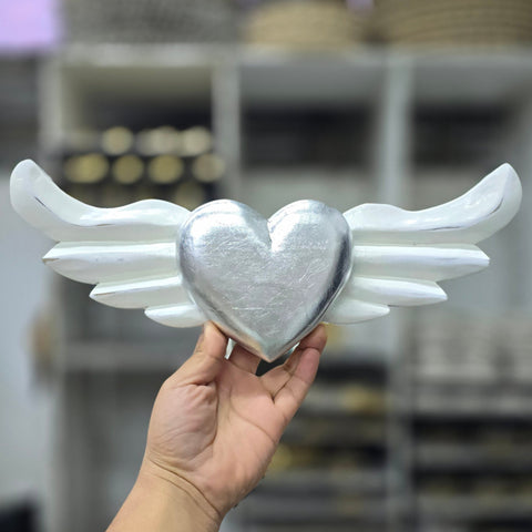 Explora nuestros corazones con alas, piezas artesanales talladas y pintadas a mano que desprenden encanto y emoción. Cada corazón es una expresión única de amor y libertad - Corazón de Madera - Corazón Tallado - Corazón con Alas - Corazón Decorativo