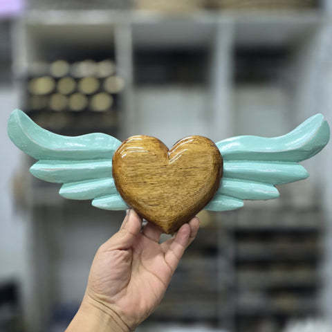 Explora nuestros corazones con alas, piezas artesanales talladas y pintadas a mano que desprenden encanto y emoción. Cada corazón es una expresión única de amor y libertad - Corazón de Madera - Corazón Tallado - Corazón con Alas - Corazón Decorativo