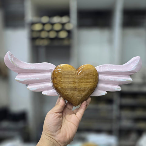 Explora nuestros corazones con alas, piezas artesanales talladas y pintadas a mano que desprenden encanto y emoción. Cada corazón es una expresión única de amor y libertad - Corazón de Madera - Corazón Tallado - Corazón con Alas - Corazón Decorativo