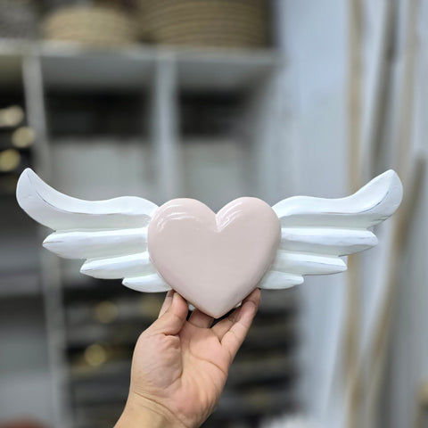 Explora nuestros corazones con alas, piezas artesanales talladas y pintadas a mano que desprenden encanto y emoción. Cada corazón es una expresión única de amor y libertad - Corazón de Madera - Corazón Tallado - Corazón con Alas - Corazón Decorativo